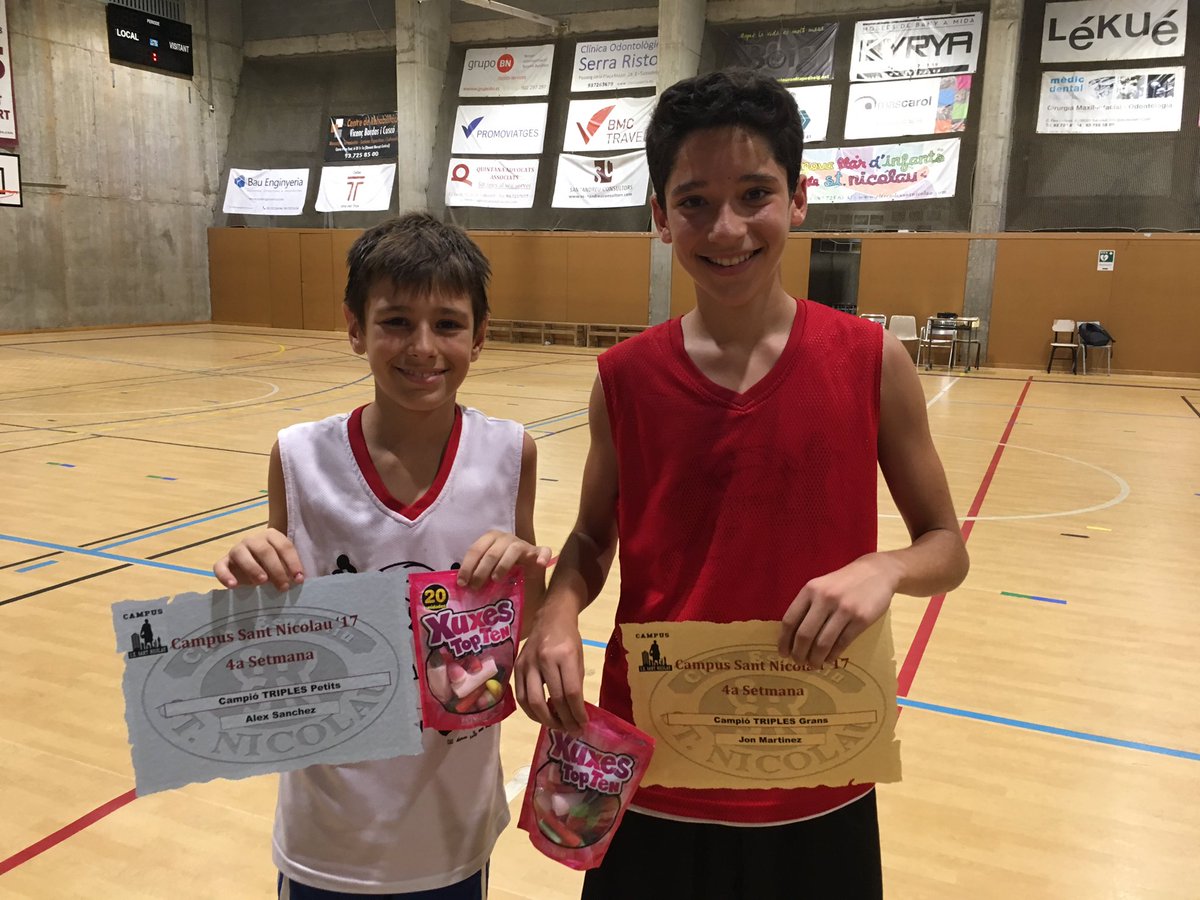 CampusCESN's tweet photo. Moment per la cloenda de la setmana i repartir tots els diplomes i obsequis...! 🍬🍭🥇🏆 #CampusBàsquetMasCarol https://t.co/NvEz2mOsb7