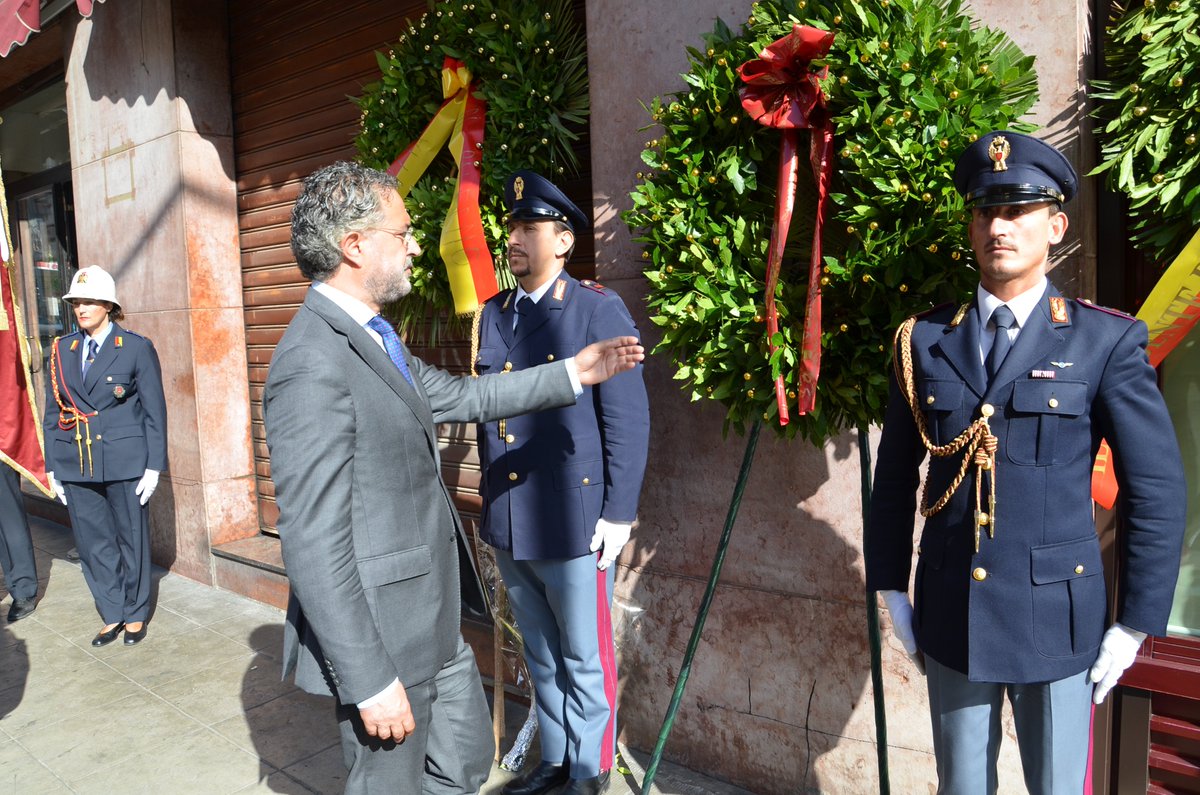 poliziadistato's tweet photo. A Palermo la commemorazione per ricordare #BorisGiuliano nel posto dove fu ucciso per mano della #mafia 38 anni fa https://t.co/bKDytbDZ0j https://t.co/xbZIstqC7q