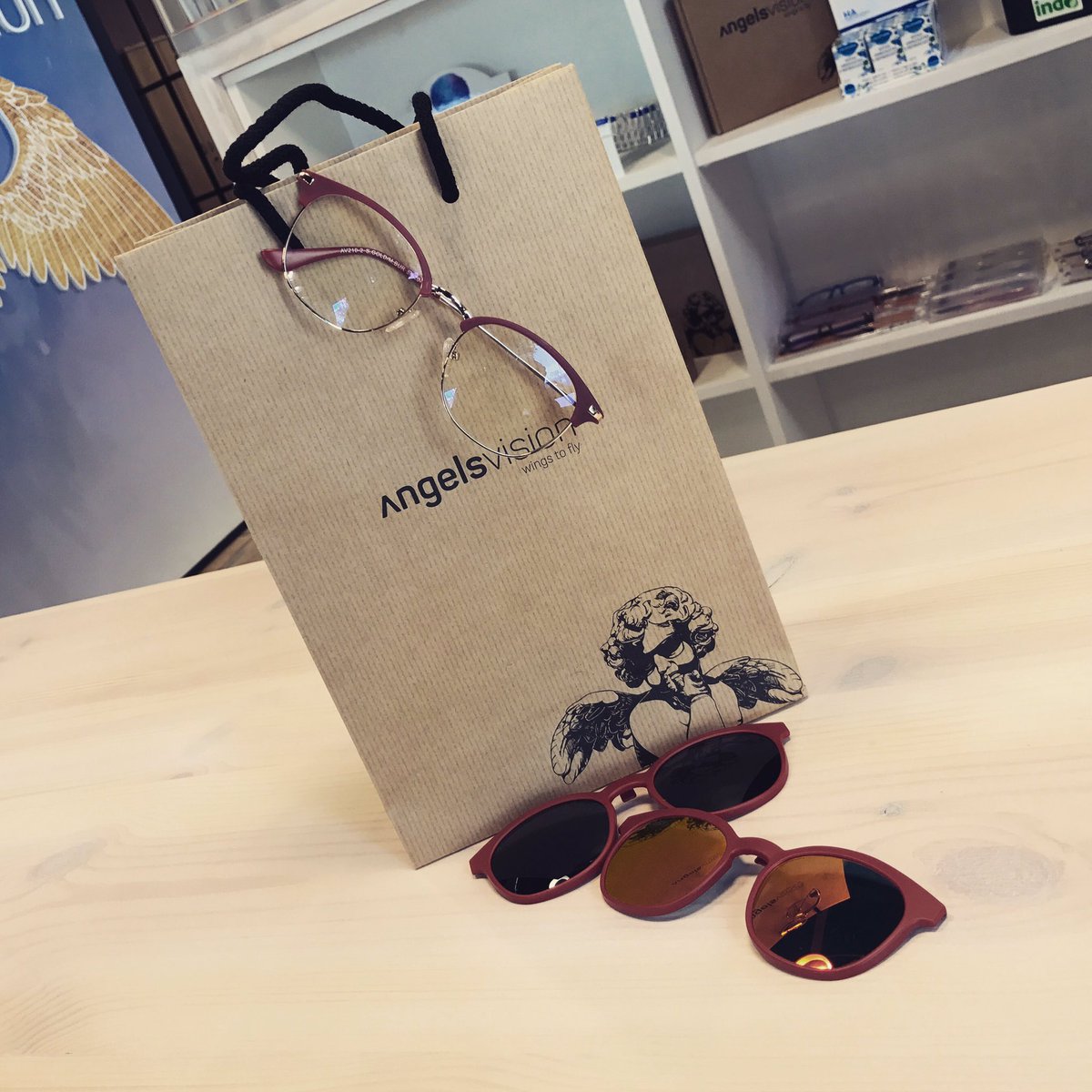 angelsvisionco's tweet photo. ¿Para qué comprar dos si con una tienes la solución? Las gafas #Clipon es lo último en el mercado que solo encontrarás en @AngelsVision_ 🤓😎👌 https://t.co/eYJck7mkwn