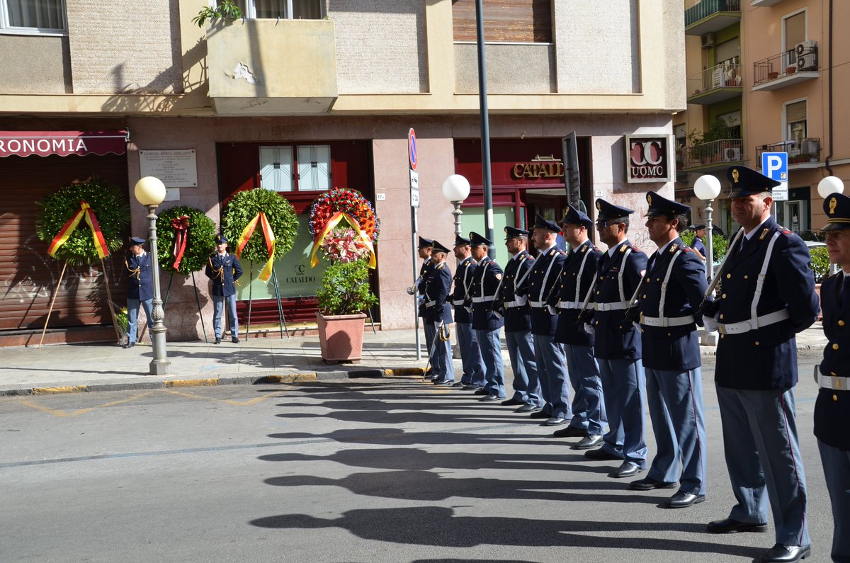 poliziadistato's tweet photo. A Palermo la commemorazione per ricordare #BorisGiuliano nel posto dove fu ucciso per mano della #mafia 38 anni fa https://t.co/bKDytbDZ0j https://t.co/xbZIstqC7q