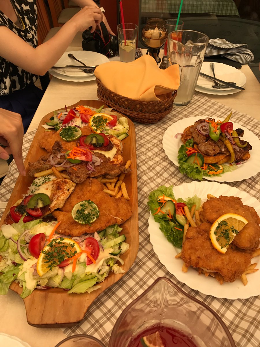 SportingFreak's tweet photo. 昨日のバラトン湖での昼ごはん。豚のステーキと豚フライと、チキンチーズ的ななにか。とても旨い。#youngpork#budapest https://t.co/NtFPPSdcs9