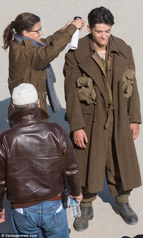 #fionnwhitehead —ภาพเบื้องหลังขณะที่กำลังถ่ายทำ #Dunkirk ครับ 

วันนี้ทุกโรงภาพยนตร์ครับ 🔥