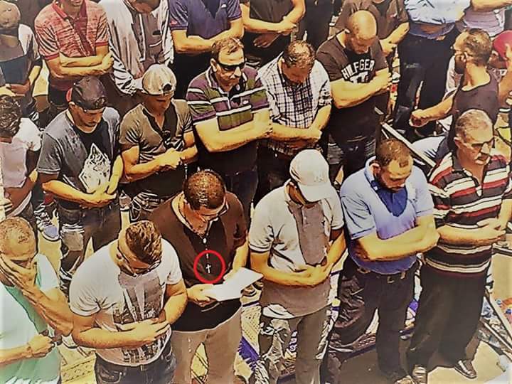 Israa_Balo's tweet photo. في صلاة الجمعة ✌ وحدة الفلسطينيين 
#اغضب_للأقصى
#البوابات_لأ https://t.co/WoLsvoDj0x