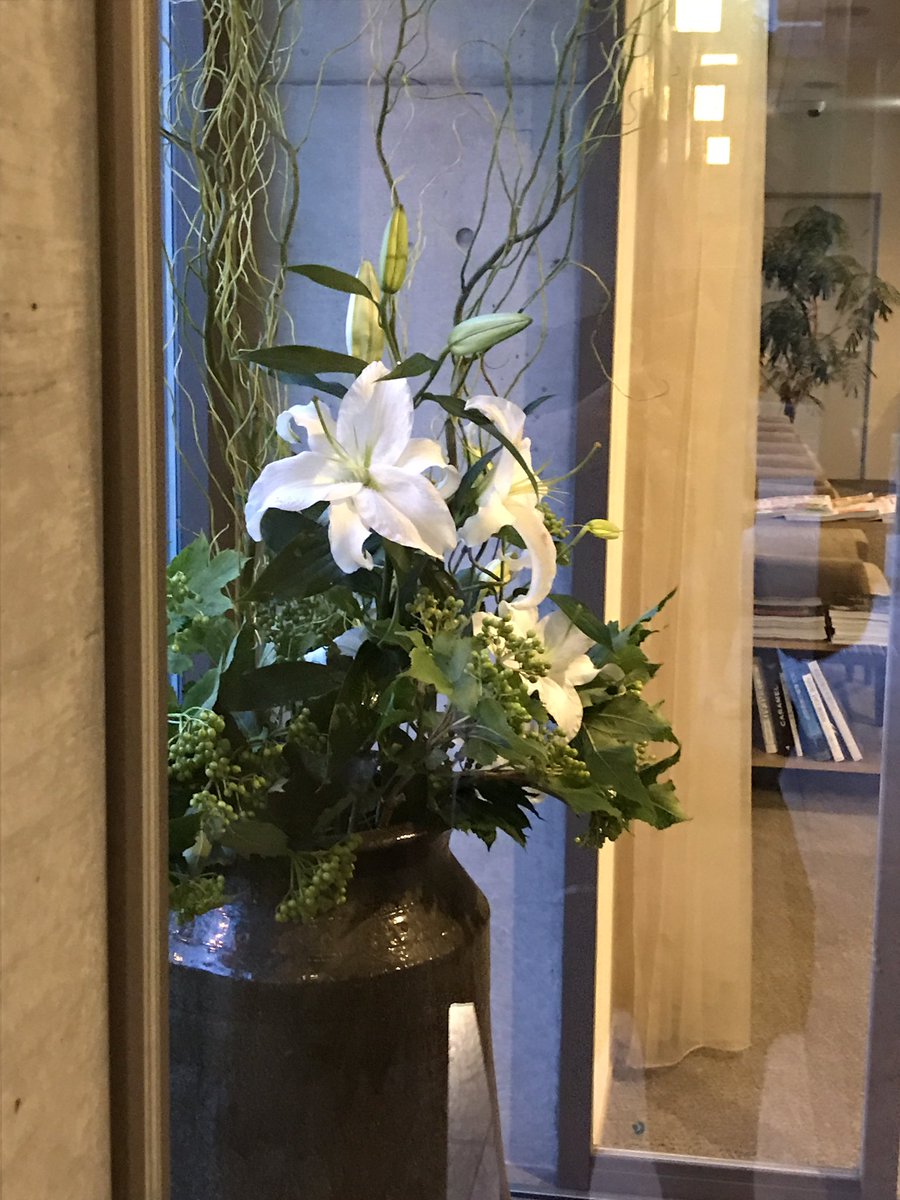 小山潤子 Sur Twitter いつもは枝ものを生けているエントランスに百合の花を 暑いところ一歩入ると甘い香り ホッとする瞬間 Amicaflowers Ashiya Flower Flowerstagram Fragrances Lily 百合 生け込み 花 花のある暮らし T Co Agf9fyzldx