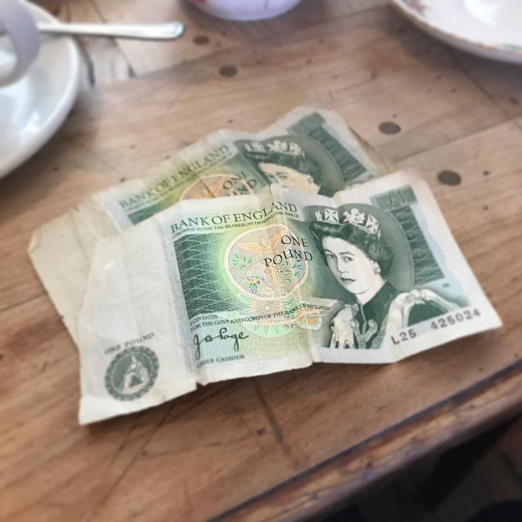 djayd's tweet photo. Cousin Joanne hoping to pay for tea and cake with some leftover notes from a previous UK trip. #poundnotes #legal… https://t.co/scZu9PbyNr https://t.co/LYP8utMITq