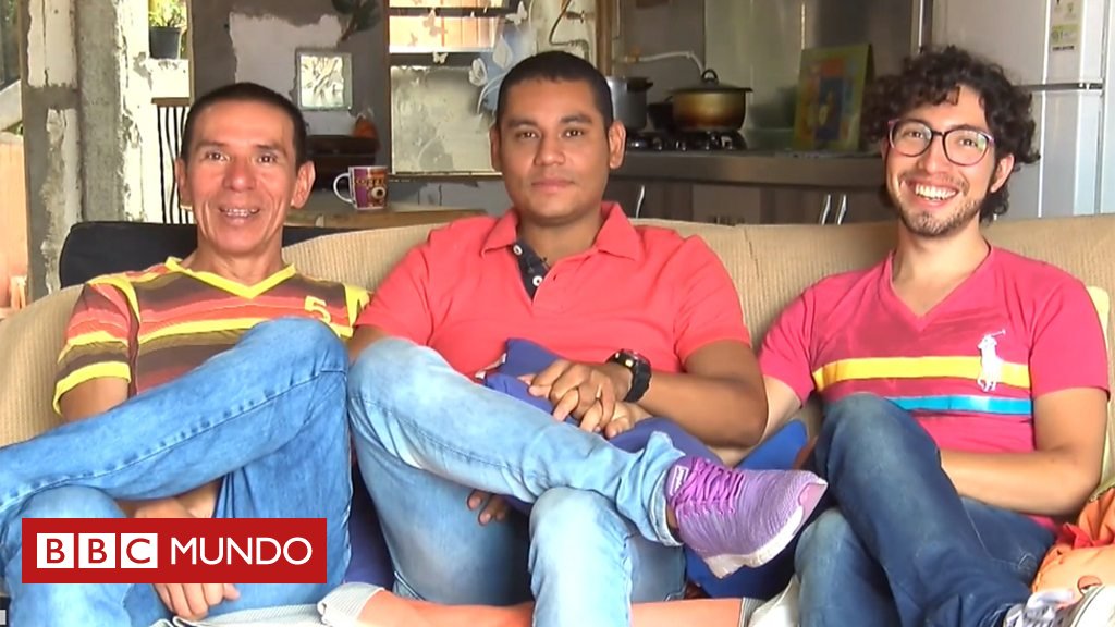 bbcmundo's tweet photo. Cómo vive la "trieja" de Medellín, el primer matrimonio de tres hombres en Colombia https://t.co/oUgkVEj4N3 https://t.co/UyBtvMcVCh