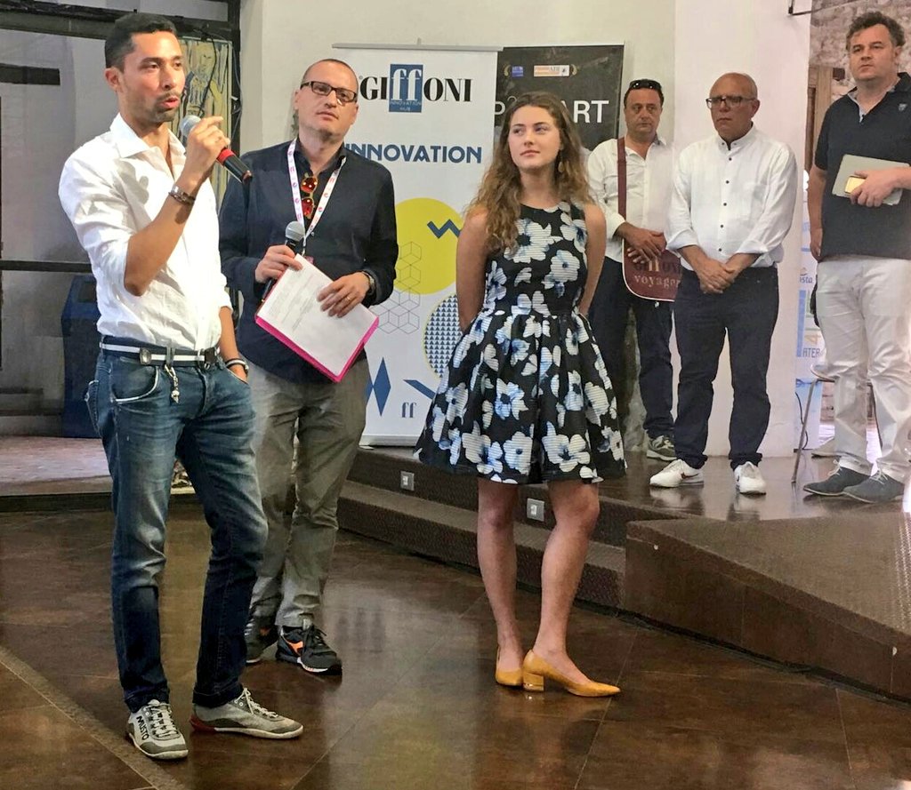 ijijjiooj9's tweet photo. A #Giffoni2017 anteprima di #Goldfish, web serie sul #cyberbullismo. A presentarla, il regista Arrigoni e la protagonista, Sofia Panizzi! https://t.co/zeHSqBoALj