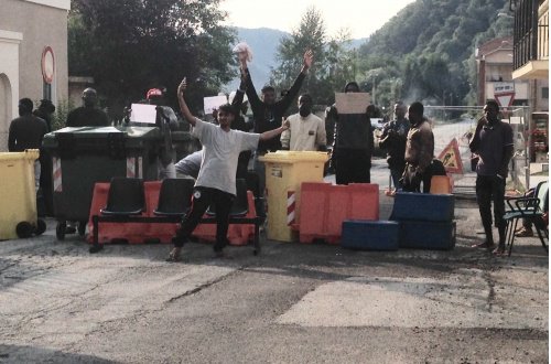 JigginoRuss's tweet photo. #Portula (Bi) Protesta e blocco stradale dei migranti per il pocket money e le condizioni di accoglienza https://t.co/JOl0Q4ER9b https://t.co/714fgAsEsC