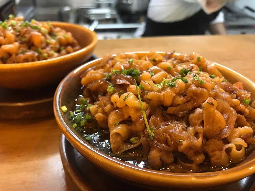 Viernes por fin y qué me decís de estos calamares con cebolla? 😍😍😍 #elspinxus #pinxusurgell #tapeo #tapas #mejorestapas #barcelona #foodies…