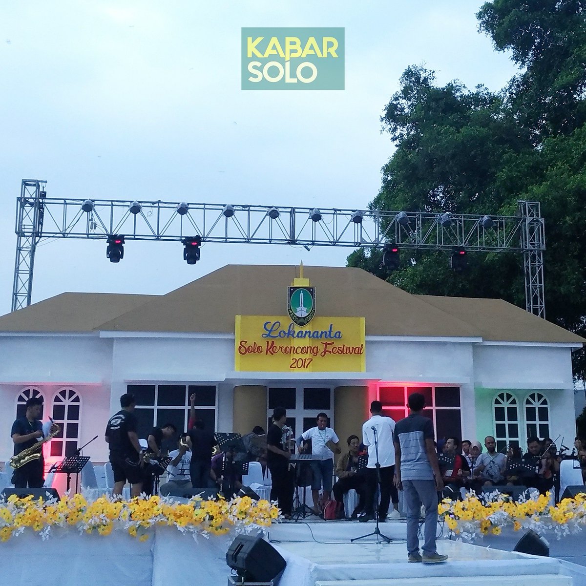 Jangan lupa nanti nonton SOLO KERONCONG FESTIVAL di halaman benteng Vastenburg. Mulainya jam 7 malam ...