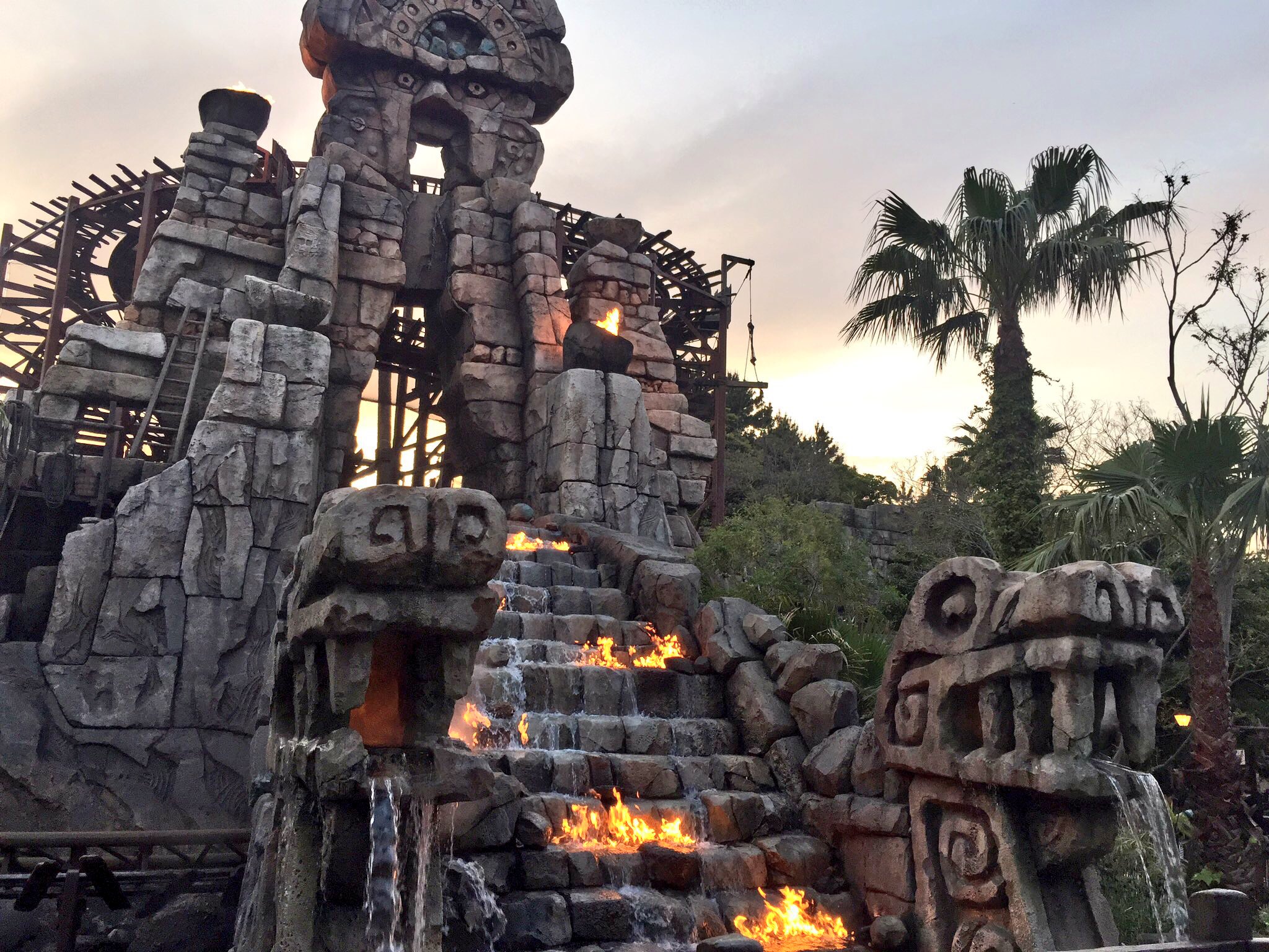 五井ヒロト Al Twitter 東京ディズニーリゾートの景色455 本日 レイジングスピリッツのオープン日 東京ディズニーリゾートで3番目に最高速度が速いアトラクション 発掘物復元チームが水の神の石像と火の神の石像を向かい合わせたことで神の怒りに触れ 遺跡