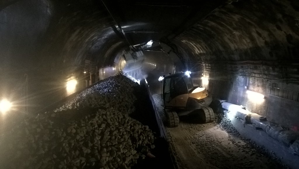 AntoinePpt's tweet photo. Travaux #Castor @RERC_SNCF : Terrassement V2 terminé. Pose des tapis anti vibratiles en cours par TSO @groupe_NGE. https://t.co/JocrH4BpEo
