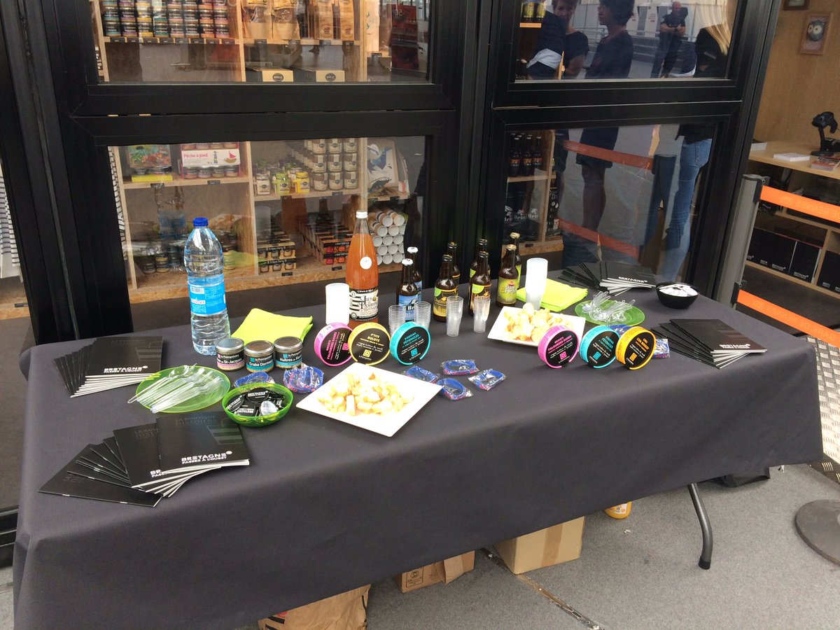 MarqueBretagne's tweet photo. Aujourd'hui visite de la boutique en gare de #Rennes, au programme dégustation de produits bretons et convivialité ! :) #Passezalouest https://t.co/QciH8QRlUb