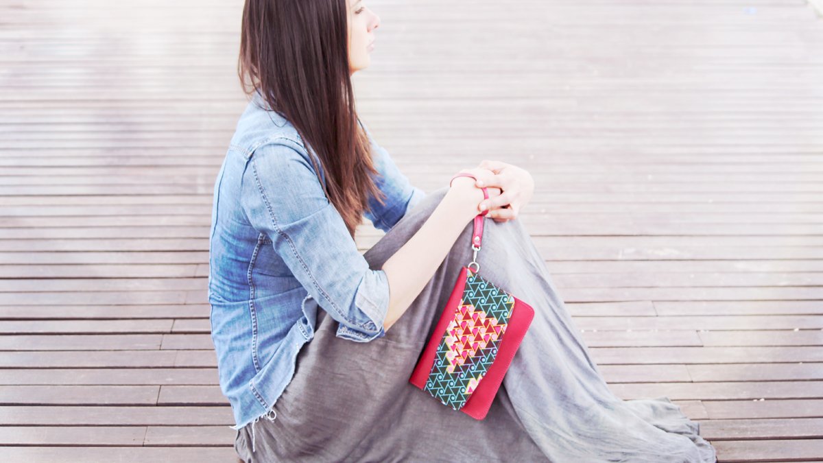 LaTuddu's tweet photo. El color #PinkYarrow en nuestro CLUTCH MINI TRIANGLE. 
Dicen que es un color estimulante y que levanta el ánimo.¿Tú qué opinas?
#FelizFinde https://t.co/9dMX7nbUZt