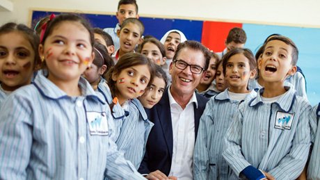 Bundesminister Gerd Müller beim Besuch einer Schule im Libanon im Oktober 2016
