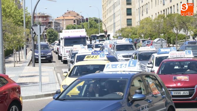 SArtvALDIA's tweet photo. Las autoescuelas de #Salamanca exigen en la calle el fin de la huelga de los #examinadores de #tráfico
https://t.co/EnG8Yne0kA https://t.co/O6gLuu9DlN
