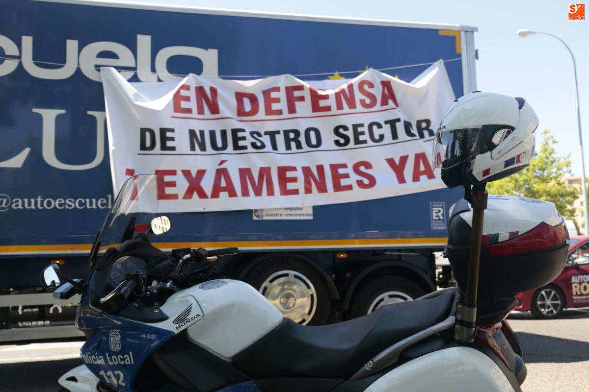 SArtvALDIA's tweet photo. Las autoescuelas de #Salamanca exigen en la calle el fin de la huelga de los #examinadores de #tráfico
https://t.co/EnG8Yne0kA https://t.co/O6gLuu9DlN