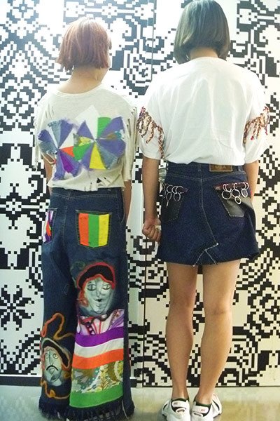 バンタンデザイン研究所 Vantan Design Institute 授業レポート ファッション プロデュース スタイリスト学科1年生のリメイク作品プレゼン授業をご紹介 1960年代のヒッピーをイメージし カラフルな毛糸でサイケ柄を 袖のフリンジでドレッドヘアを