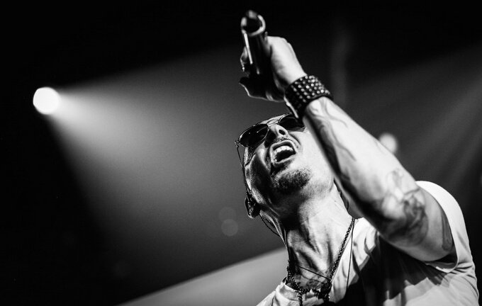 WalkerS39349464's tweet photo. My condolences to the #Bennington family, #Chester’s #LinkinPark bandmates and all friends of the singer. RIP Chester Bennington https://t.co/TIUrzhquRM