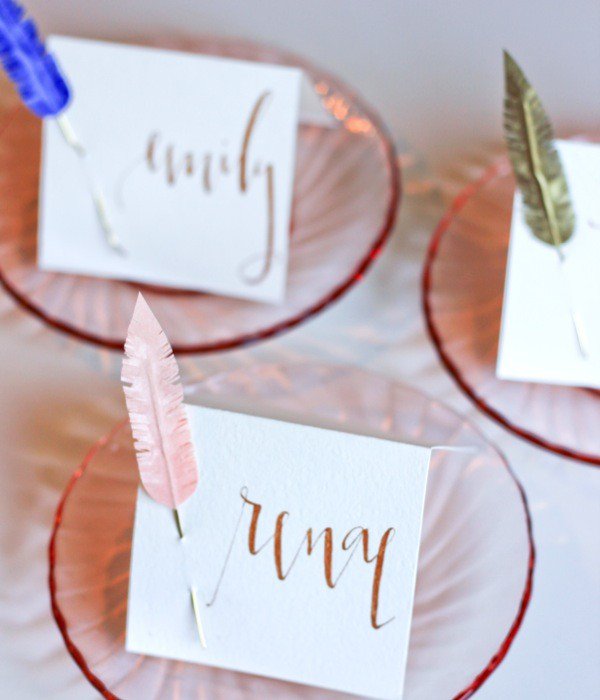Learn how to make this pretty feather place cards (you only need paper clips and card!) bit.ly/11u9bhb