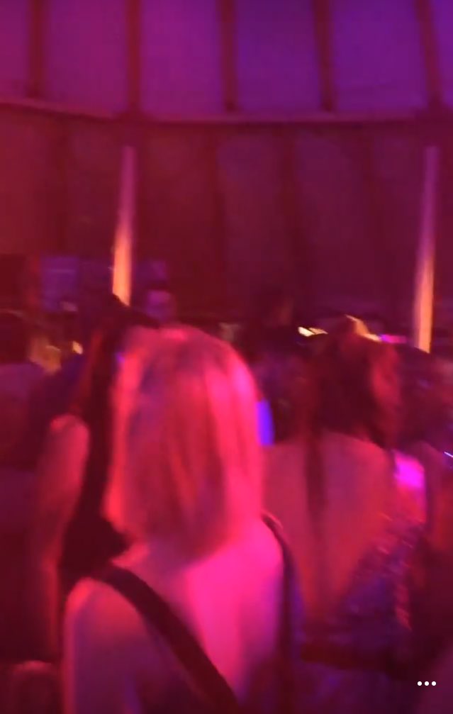 ขาเม้าลือสนั่น เอซ่าออกปาร์ตี้กลางดึก แฟนๆคาดว่าช้ำรักที่เห็นภาพแฮริสันสวมเสื้อมีชื่อ'ทอม'สกรีนกลางอก เช้านี้เจ้าตัวปิดปากเงียบขอไม่พูดถึง