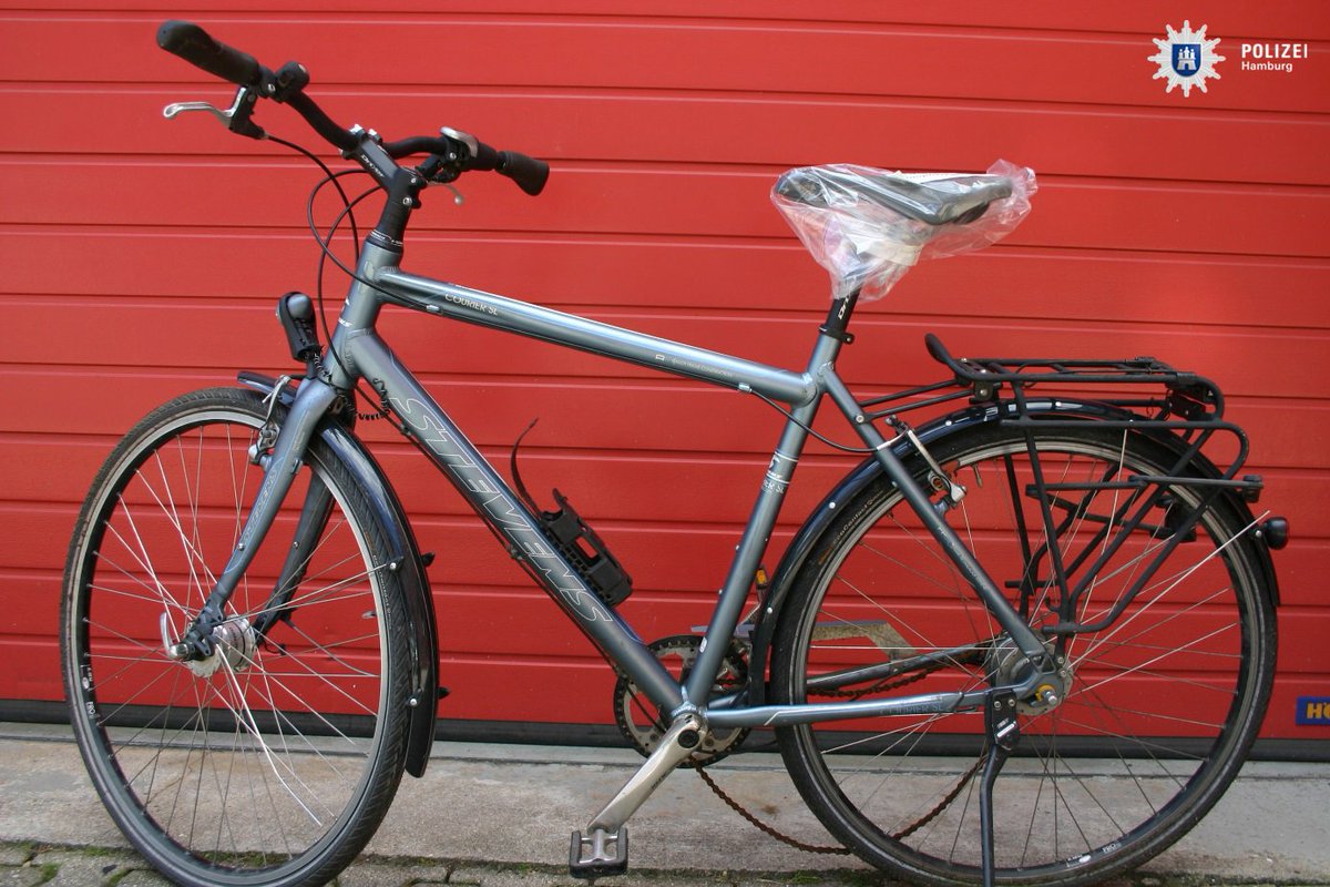 PolizeiHamburg's tweet photo. 🚲 Wer hat den passenden Schlüssel🔑?
Dieses #Fahrrad haben wir Ende Juni einem Dieb abgenommen. #Sachfahndnung 👉
https://t.co/C2MDe0hwRs https://t.co/1gITNLNG0A