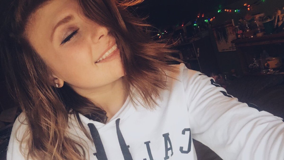 1975kidstyles's tweet photo. haven't posted here in forever but wanted to see if my queens would notice me @SarahBaska @ashtapp #smile4sarahandash https://t.co/XPe9UtplUi