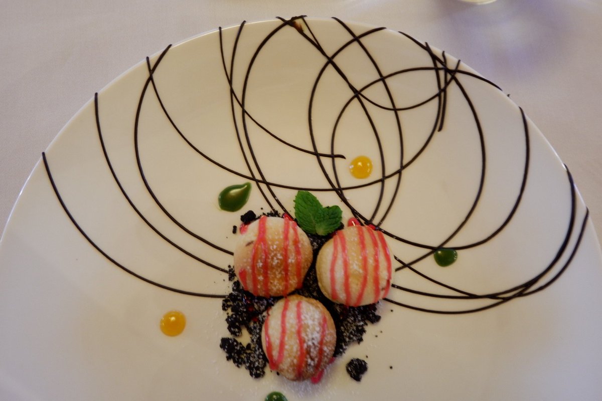 Dessert yang lucu saat dinner di <a href="/AryadutaHotels/">Aryaduta Hotels</a> Bandung, kalau dari sisi rasa sudah nggak usah diragukan lagi. Pokok masakannya #delicious