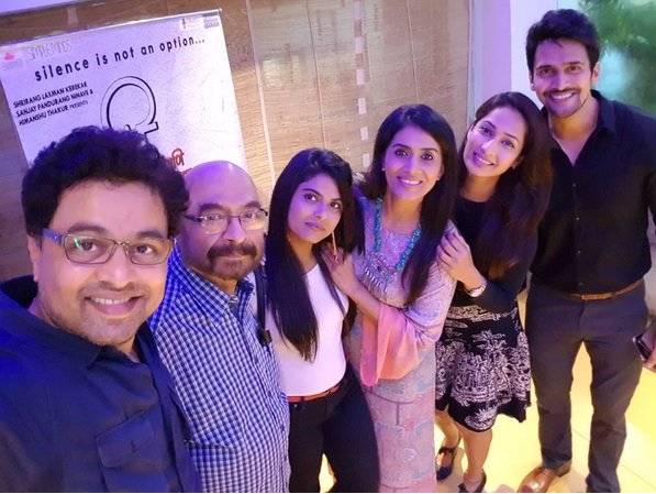 PuneTimesOnline's tweet photo. We love this group selfie of #TiAniItar team. @subodhbhave @sonalikulkarni @MarathePriya https://t.co/EFeue7nass