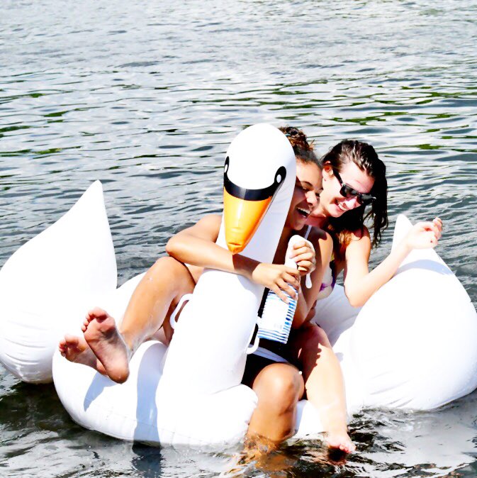 #tgif back to Swan life this weekend! Wouldn't be complete without a bottle of #champs <a href="/ChandonUSA/">Chandon USA</a> #sunnylife #SwimWeek #swan