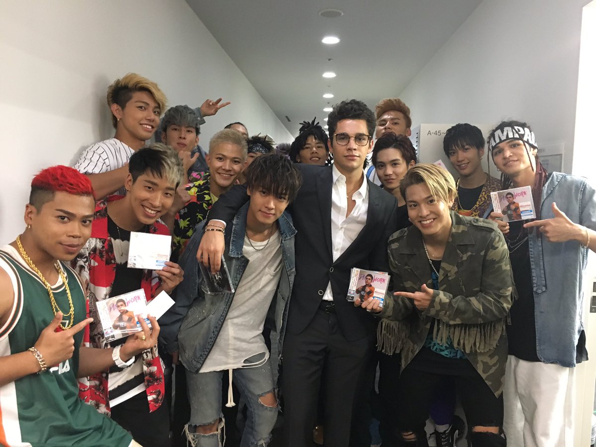 AustinMahoneJP's tweet photo. 皆さん #Mステ 楽しんで頂けましたか👀🌹⁇

本番終了後 #THERAMPAGE の皆さんに名刺でご挨拶🤝😝🤝 すぐに仲良しに👫

#Austin来日 #DirtyWork #オースティン名刺 https://t.co/36CALylR0n