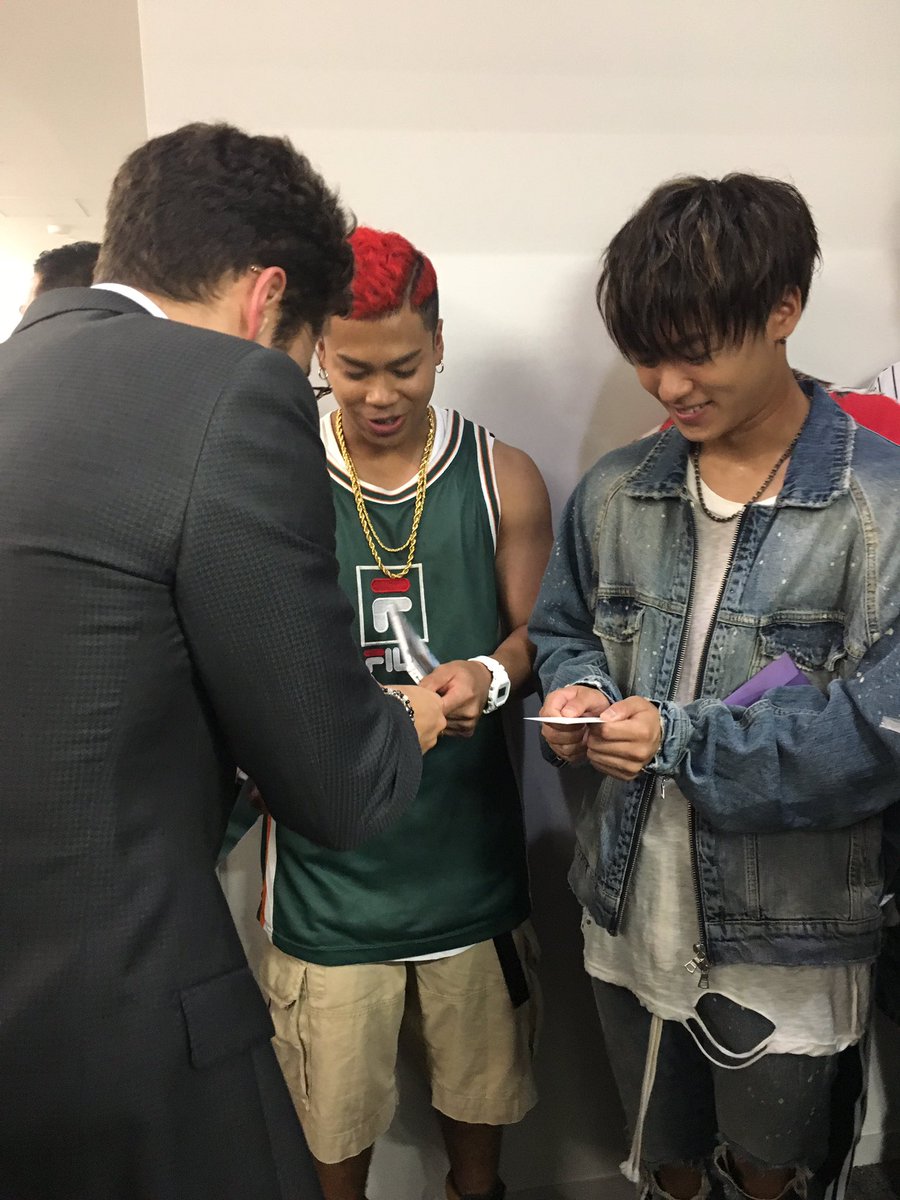 AustinMahoneJP's tweet photo. 皆さん #Mステ 楽しんで頂けましたか👀🌹⁇

本番終了後 #THERAMPAGE の皆さんに名刺でご挨拶🤝😝🤝 すぐに仲良しに👫

#Austin来日 #DirtyWork #オースティン名刺 https://t.co/36CALylR0n