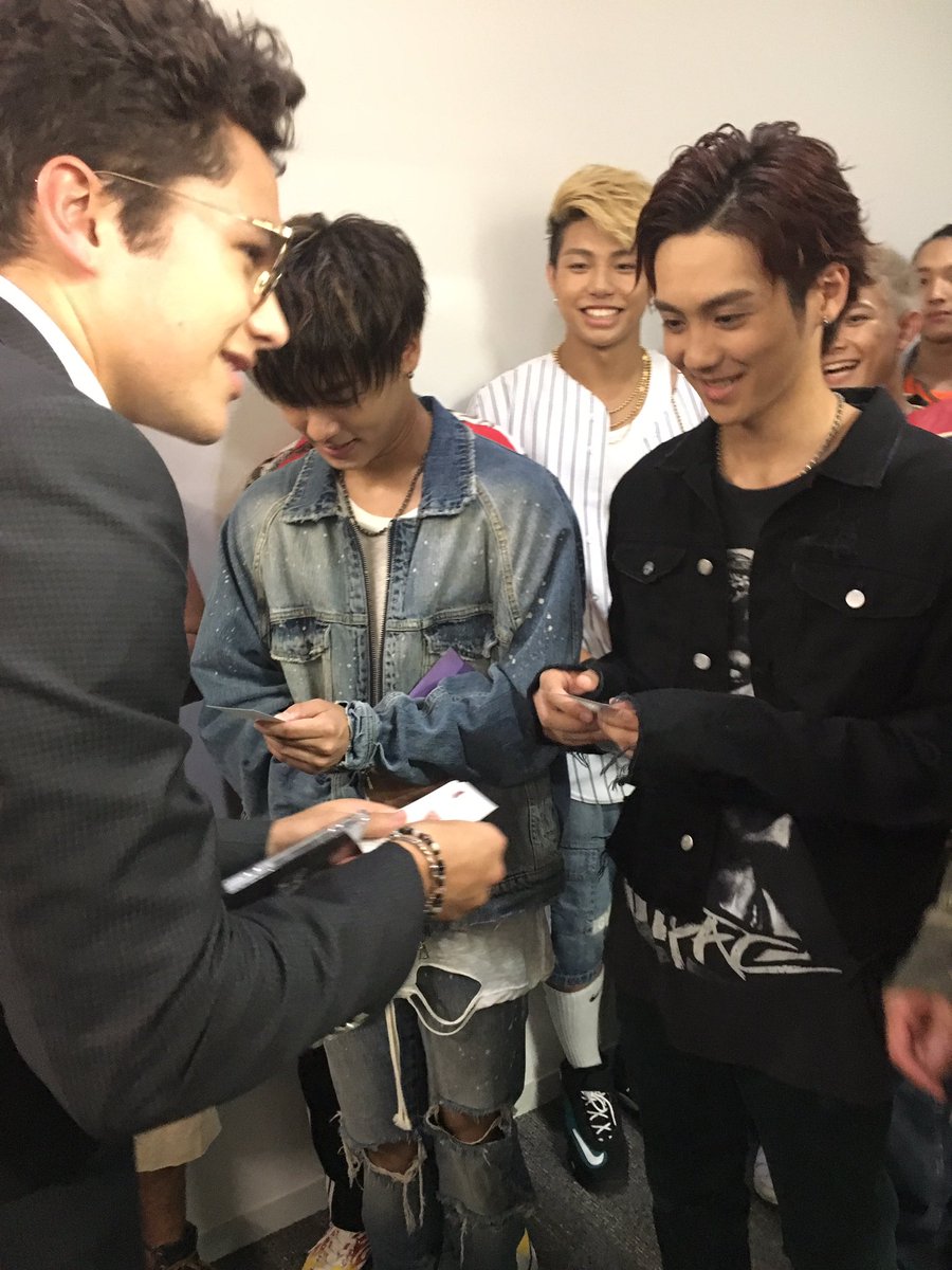 AustinMahoneJP's tweet photo. 皆さん #Mステ 楽しんで頂けましたか👀🌹⁇

本番終了後 #THERAMPAGE の皆さんに名刺でご挨拶🤝😝🤝 すぐに仲良しに👫

#Austin来日 #DirtyWork #オースティン名刺 https://t.co/36CALylR0n