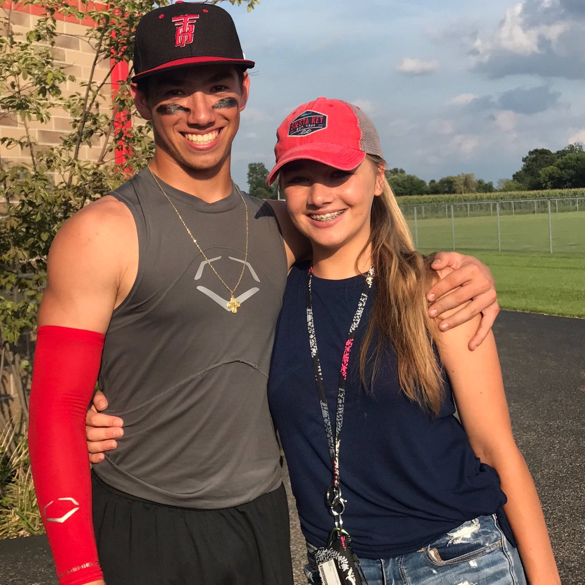 Heather_Durham's tweet photo. These 2....⚾️❤ #respect #shesupportshim #adorable #hesupportsher #howisthatmyson #totalbaseball #gonnawinthis https://t.co/HrE4HfCzpQ