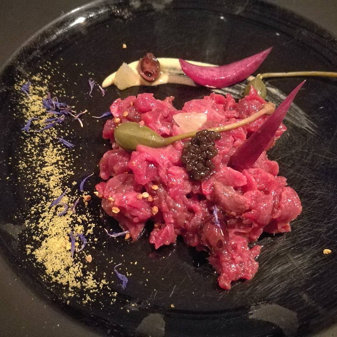Gustovagando's tweet photo. Battuta al coltello con caviale, polline, cipolla rossa, cucunci. Un insieme di aromi, gusti e consistenze lo rendono unico. #food #parizzi https://t.co/OGrseA0oRj