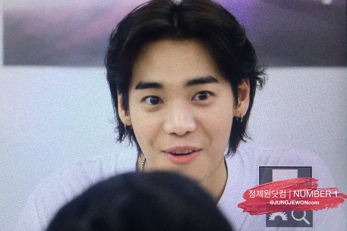 JUNGJEWONcom's tweet photo. 170721 합정 팬싸인회 
팬이 울어서 어쩔 줄 몰라>_< 놀래쪄ㅠㅠ
#원 #ONE #정제원 #YG https://t.co/vz8di8L3wr
