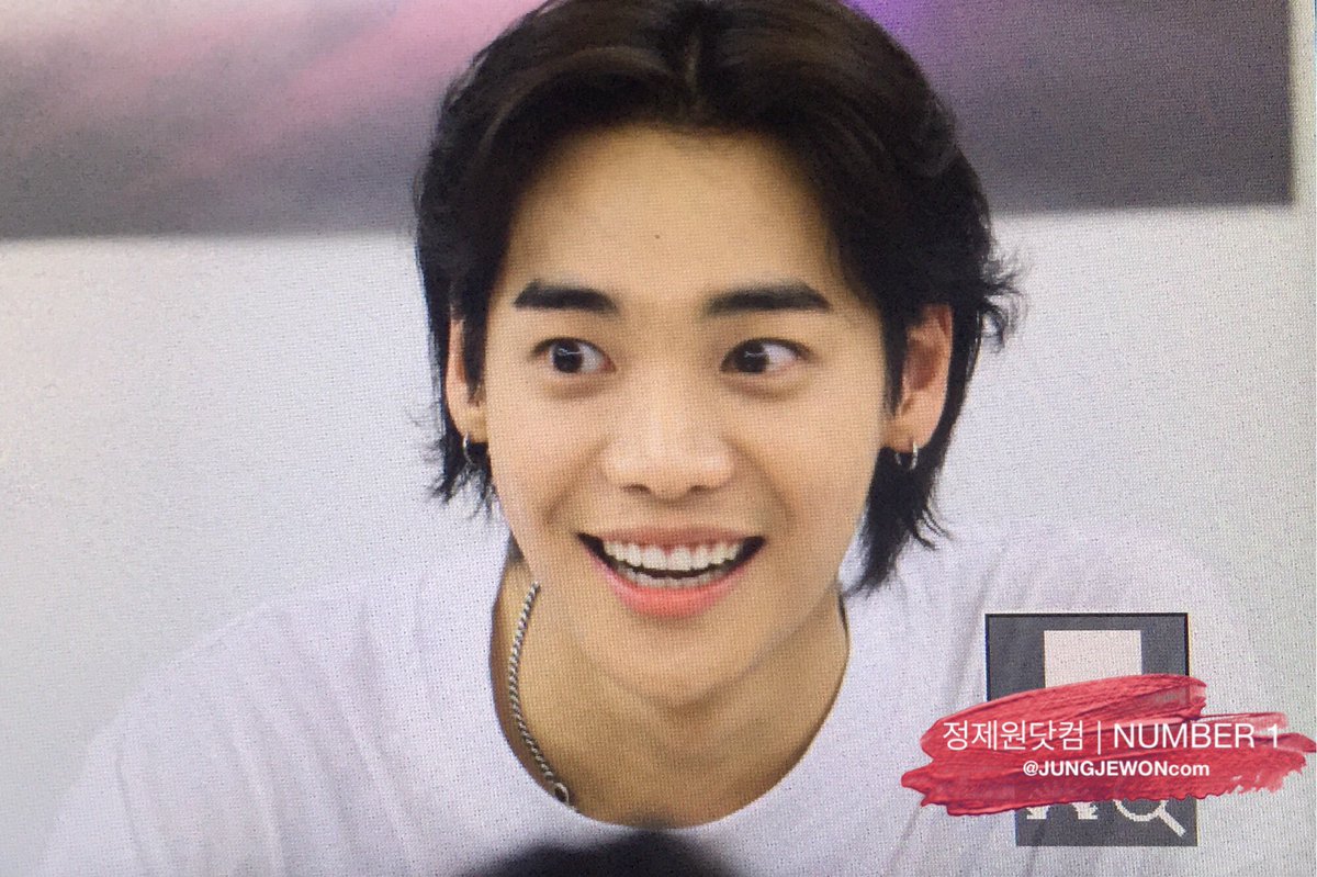 JUNGJEWONcom's tweet photo. 170721 합정 팬싸인회 
팬이 울어서 어쩔 줄 몰라>_< 놀래쪄ㅠㅠ
#원 #ONE #정제원 #YG https://t.co/vz8di8L3wr