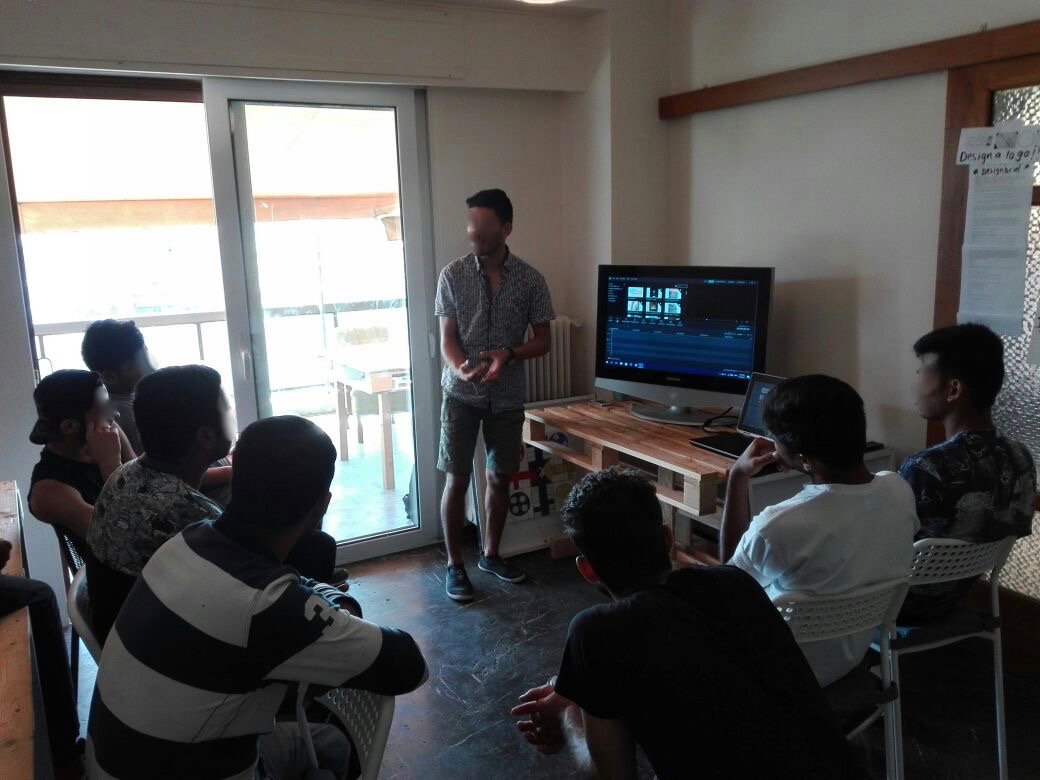 VelosYouth's tweet photo. Right now!!! Young Leader teaching video making. Capturing images and editing the frames for a final product #brightfutures #VelosYouth https://t.co/z2gDph0mSf