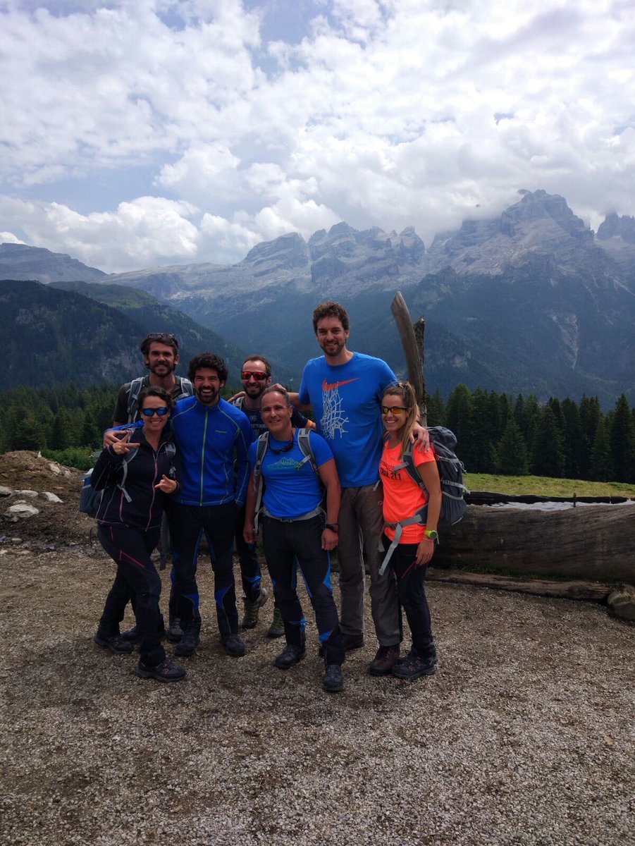 paugasol's tweet photo. En Dolomitas, explorando mi #CaminoABienestar con San Miguel 0,0 Isotónica, junto a @miguelamunoz y estos grandes deportistas 💪 https://t.co/b7tRQ1AAVX