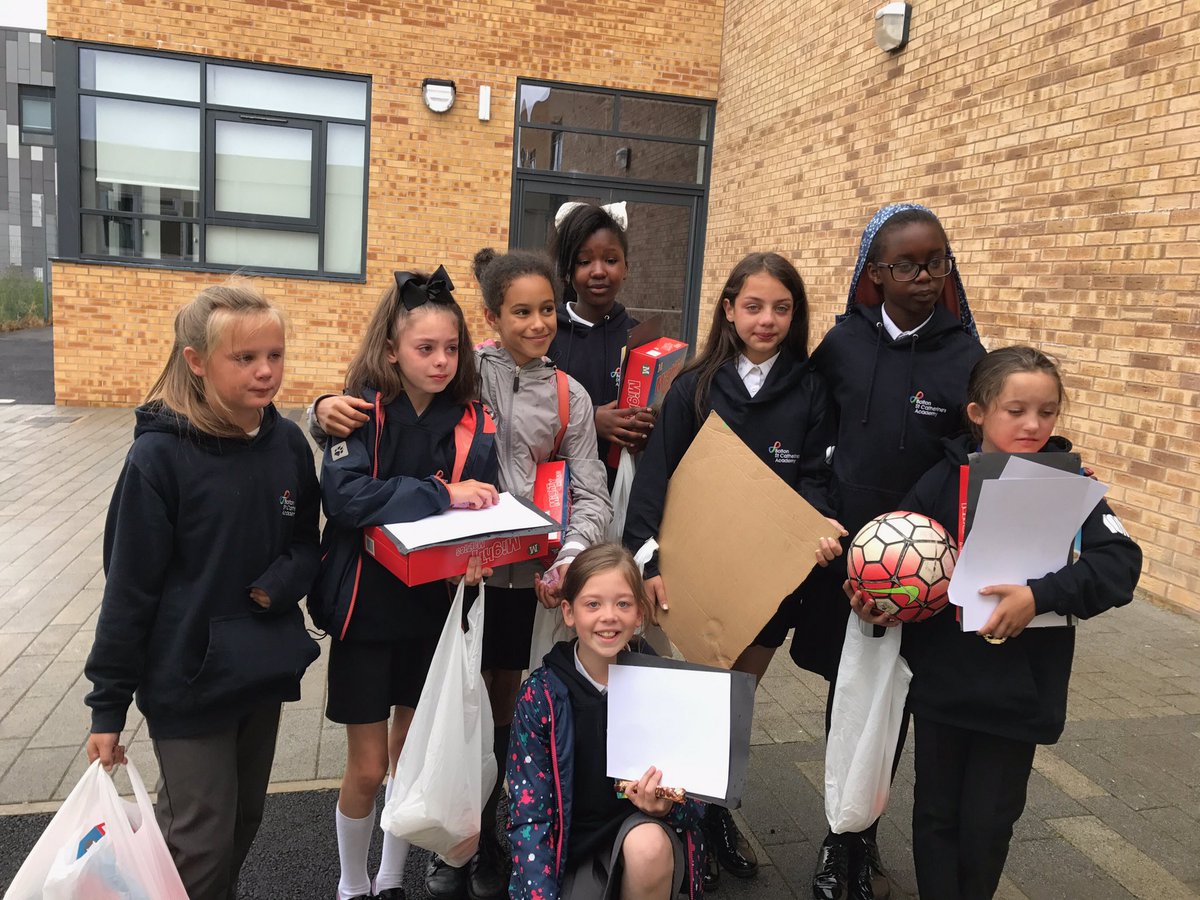 Missyf86's tweet photo. Aww Last Day Of Primary! #BrookeAndFriends #BrookeAndHerTeacher #ClassOf2017 #HighSchoolNext #GoodluckAll @MrP_BSCA @official_BSCA https://t.co/uE2Dy1Yw4u