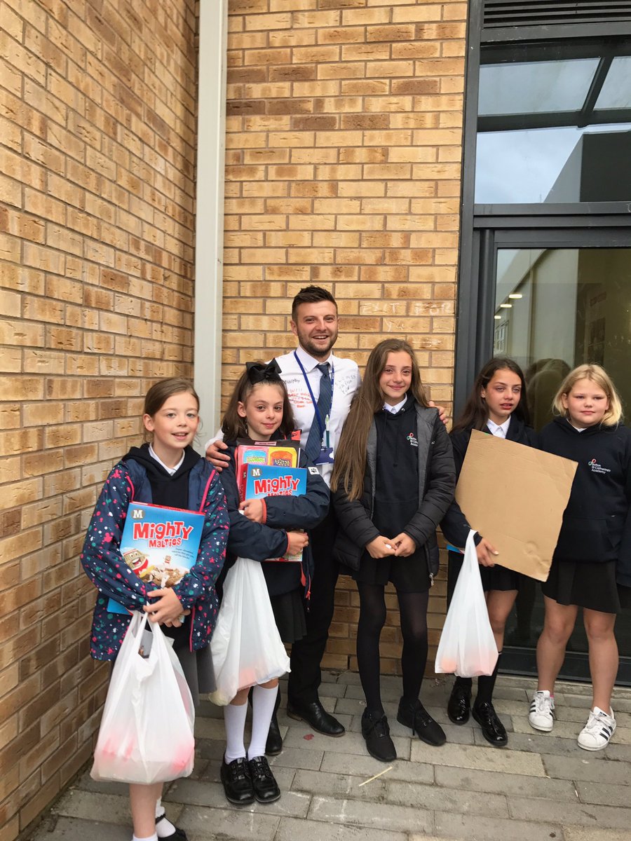 Missyf86's tweet photo. Aww Last Day Of Primary! #BrookeAndFriends #BrookeAndHerTeacher #ClassOf2017 #HighSchoolNext #GoodluckAll @MrP_BSCA @official_BSCA https://t.co/uE2Dy1Yw4u