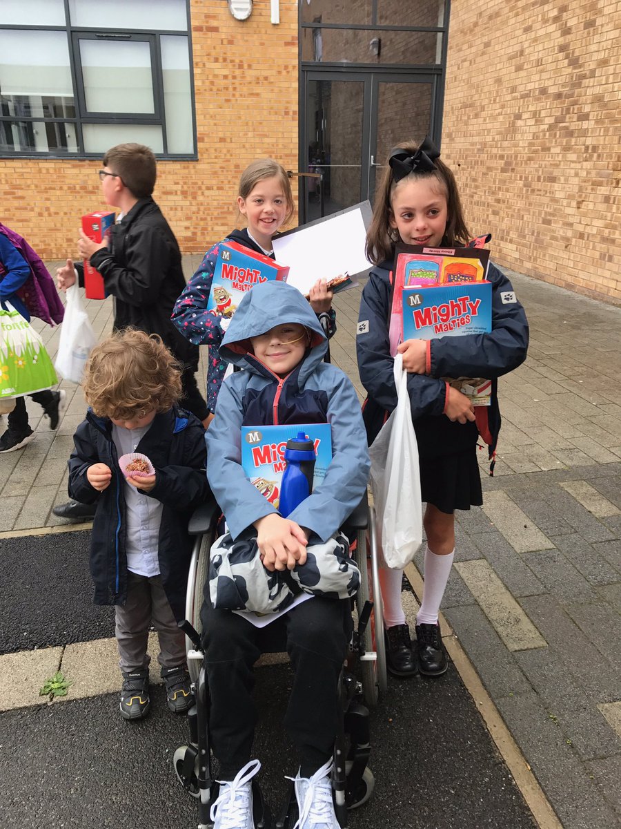 Missyf86's tweet photo. Aww Last Day Of Primary! #BrookeAndFriends #BrookeAndHerTeacher #ClassOf2017 #HighSchoolNext #GoodluckAll @MrP_BSCA @official_BSCA https://t.co/uE2Dy1Yw4u