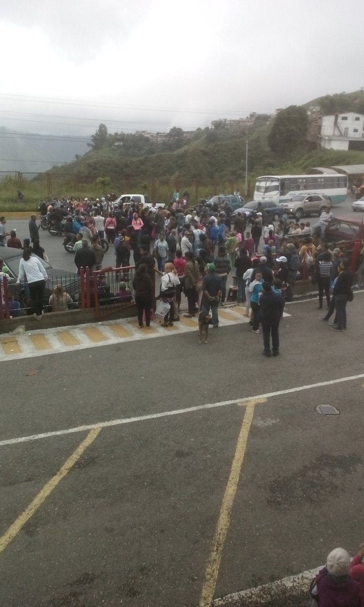 jammar19's tweet photo. Trancan súper líder por harina @trafficMIRANDA @Ayuda24Carrizal https://t.co/fo7dvrUHZ8