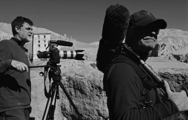 teaexplorerfilm's tweet photo. @michaeljosselyn and @andykat2 filming near Lomnathang, Upper Mustang, Nepal @teaexplorerfilm @90thParallel https://t.co/jN8Oda9QYE