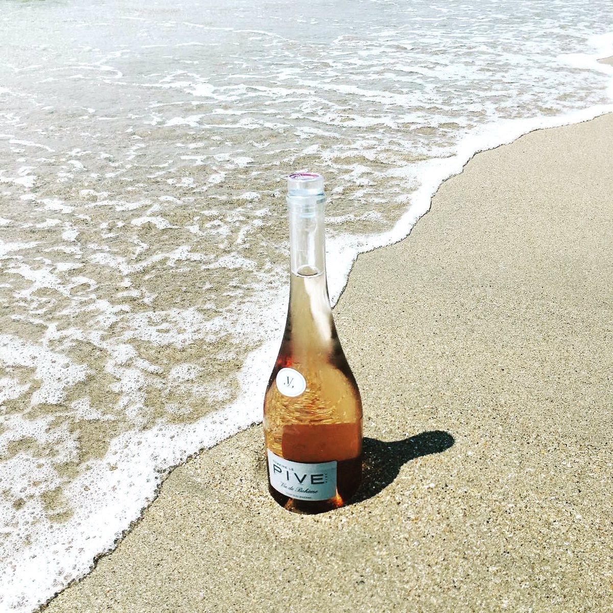 DomaineLePive's tweet photo. Sur la plage abandonnée, #viedeboheme et crustacés ... ☀️🌴🐠 #domainelepive #vignoblesjeanjean https://t.co/RUtFpQnC0M