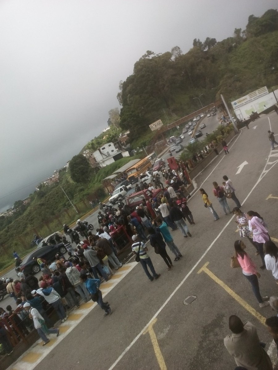 jammar19's tweet photo. Llego la guardia @trafficMIRANDA @Ayuda24Carrizal https://t.co/4ldjA0QR4C