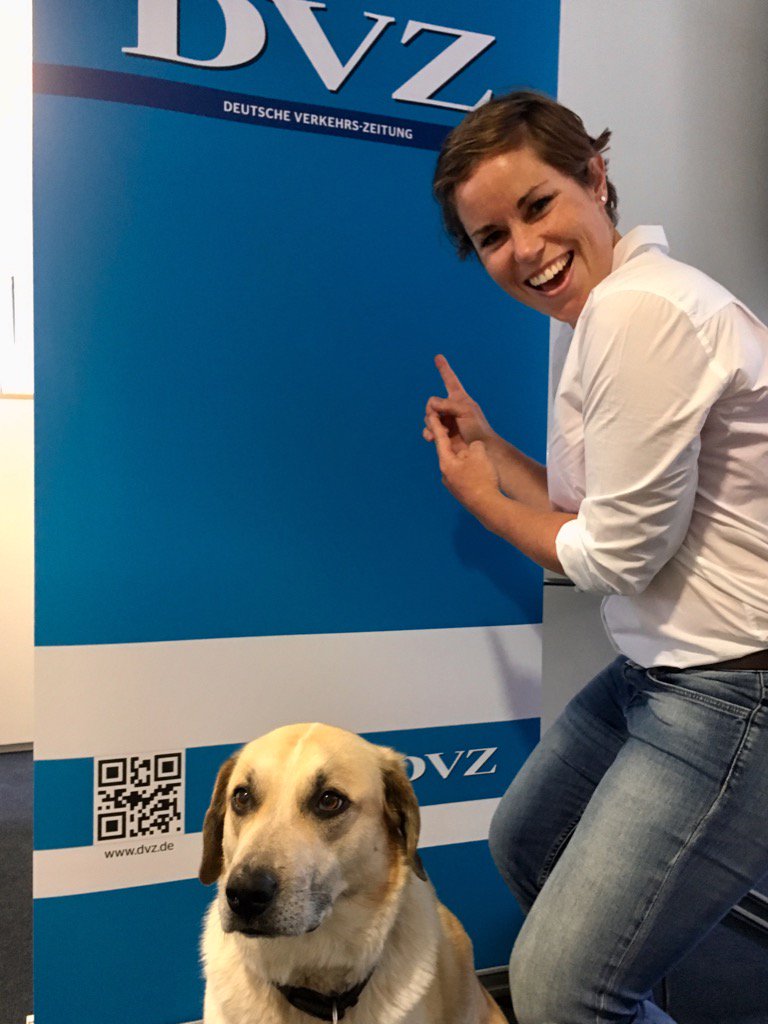 ehrenwort's tweet image. @dvz_news Redaktionshund #Lotta begrüßt DVZ-Fan @Silja_LHIND im #Newsroom