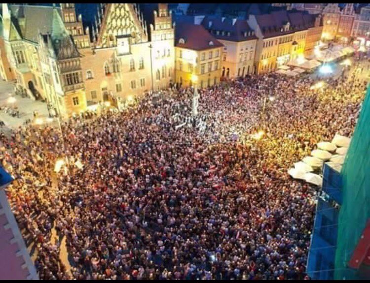 roswell2001's tweet photo. Taken at a #PolandProtest over the Supreme Court judges https://t.co/RW40lsCs0e