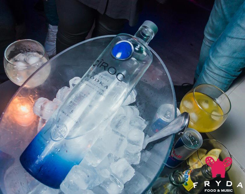 FrydaVickyO's tweet photo. Reserva tu #Vip en #FrydaSummer y vive una noche de lujo! Botella desde 100€ 5 Pax 🍸 #LISTA, #VIP y #CENAS: 625899445 #vickyoliver #valencia https://t.co/RysGIcuNoL