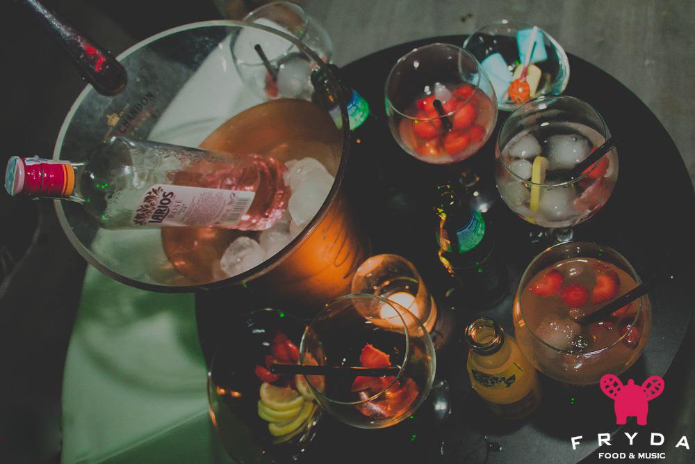 FrydaVickyO's tweet photo. Reserva tu #Vip en #FrydaSummer y vive una noche de lujo! Botella desde 100€ 5 Pax 🍸 #LISTA, #VIP y #CENAS: 625899445 #vickyoliver #valencia https://t.co/RysGIcuNoL